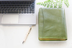 ノートカバー式クラッチバッグ リブレタ Libreta (アップルグリーン・ソルイエロー)