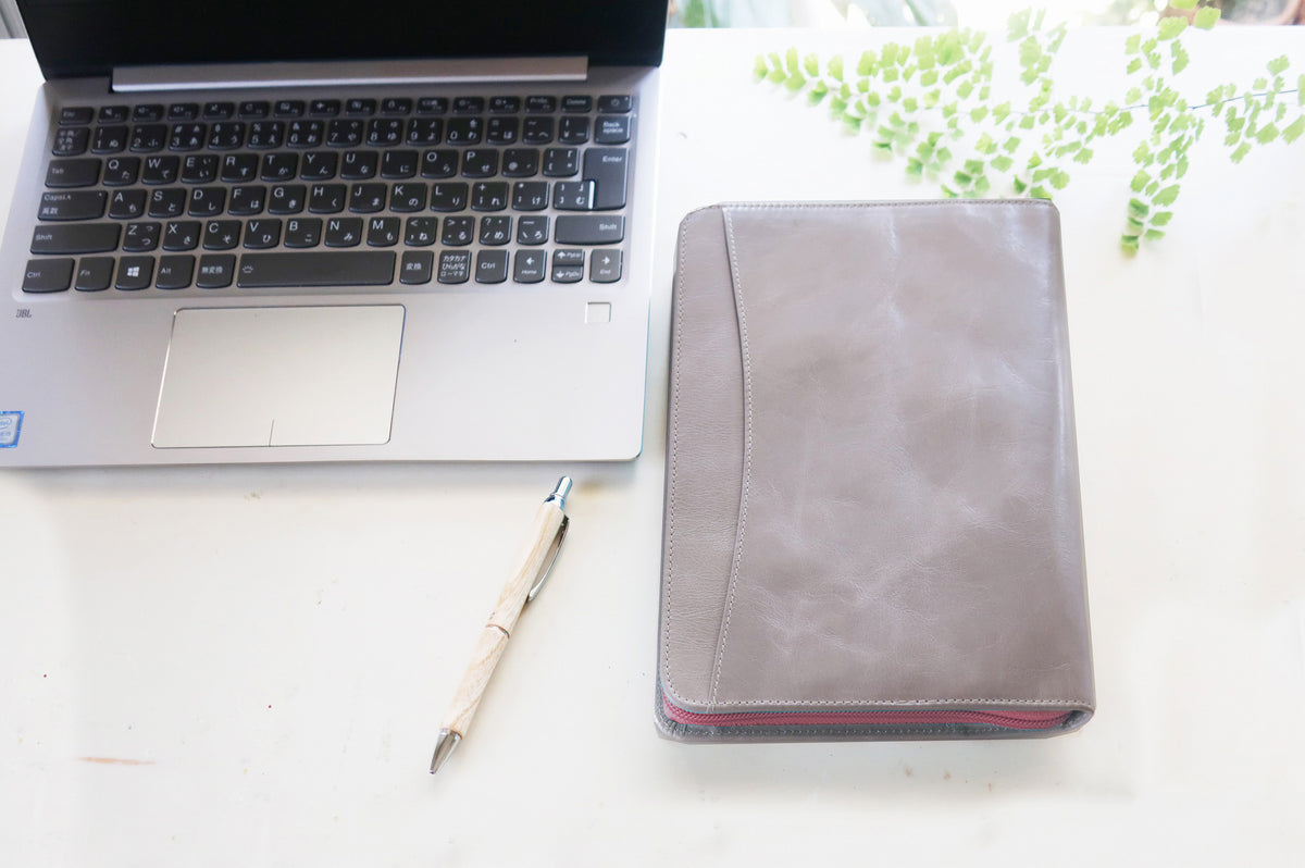 ノートカバー式クラッチバッグ リブレタ Libreta (アッシュ・キティピンク)