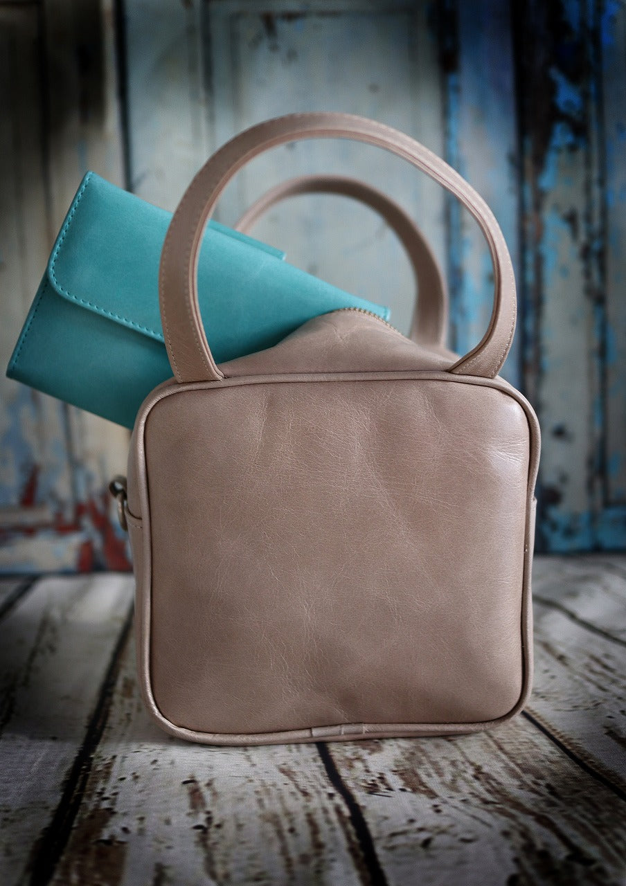 レザーミニバッグLoeweを仕立てる職人がつくる革小物
