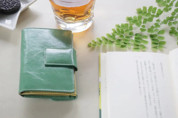 2024年緑の財布は金運、仕事運、健康運を呼び寄せる開運財布。変革の年に向けて開運財布のポイントをご紹介。科学的根拠と風水から見えてくる緑色のお財布の秘密