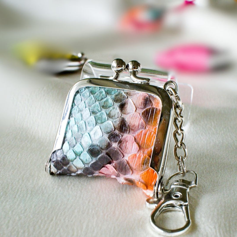 パイソン蛇革のがま口　4色手染めが美しい