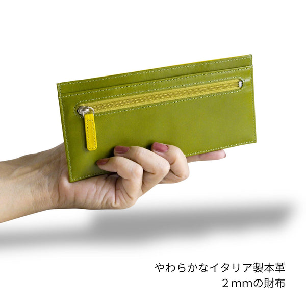 緑の厚さわずか２ｍｍの長財布を手に取った様子