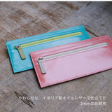 厚さわずか２ｍｍの長財布2色が並んでカフェにある様子