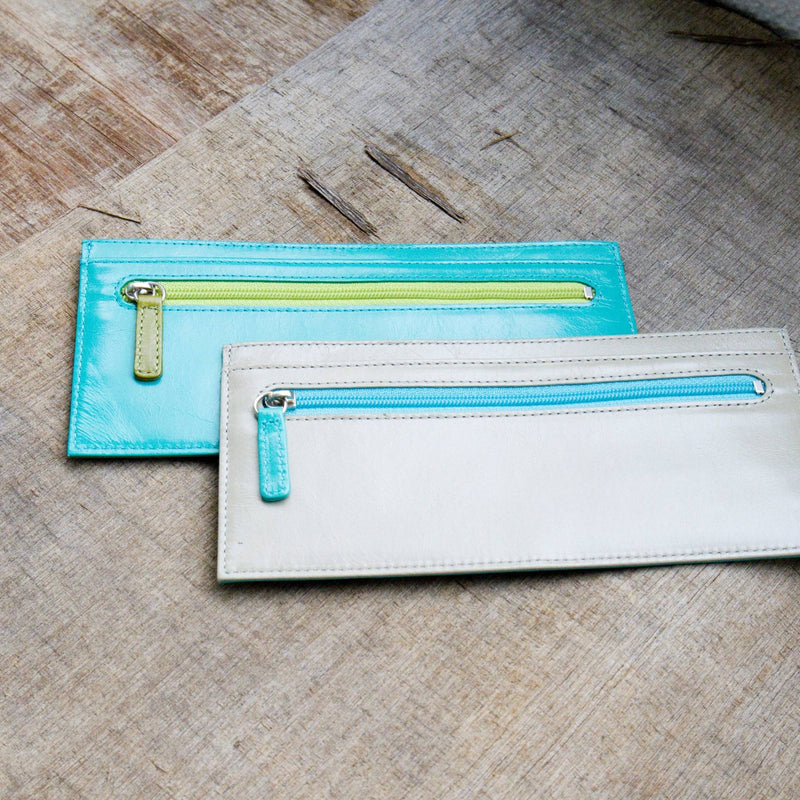 厚さわずか２ｍｍの長財布2色が並んでカフェにある様子