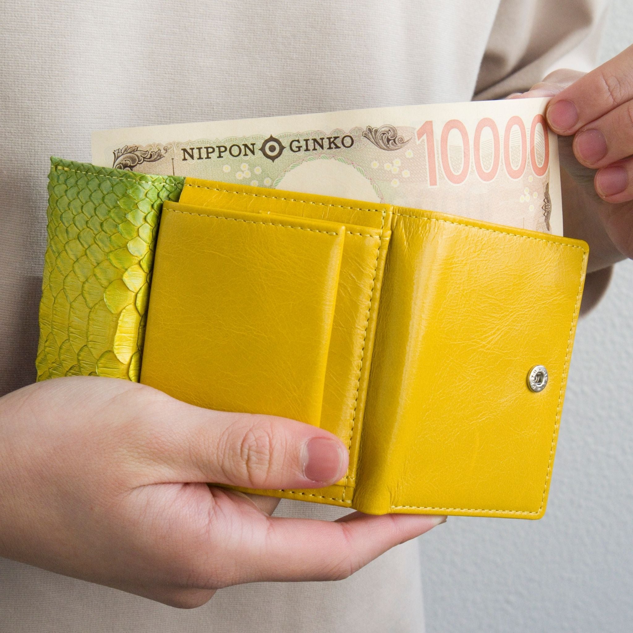 極小の二つ折り財布】唯一無二の手染めの蛇革で仕立てるコンパクト財布 PY