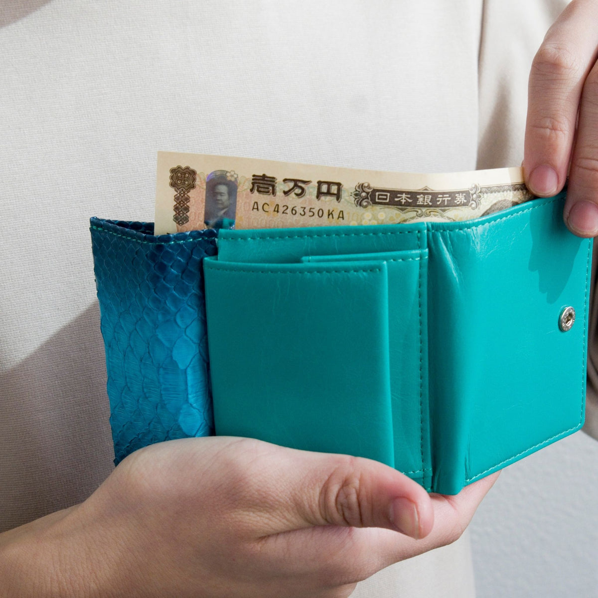 コンパクト二つ折り財布 蛇革 パイソン(ブルーグラデーション)