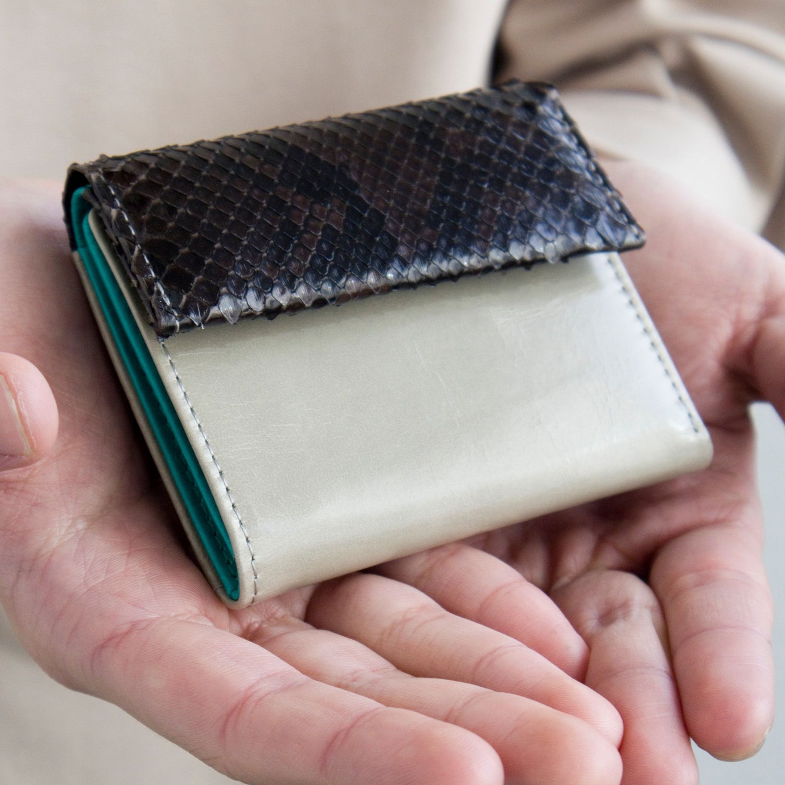 極小の二つ折り財布】唯一無二の手染めの蛇革で仕立てる