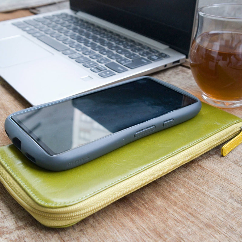 緑色のL字ファスナー財布がある様子