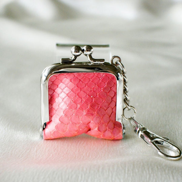 パイソン蛇革のがま口　ピンク色美しく立たせてある