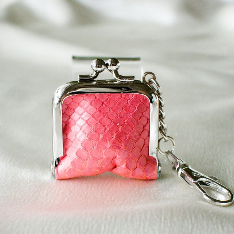 パイソン蛇革のがま口　ピンク色美しく立たせてある