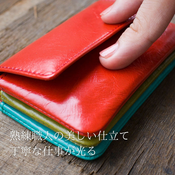 赤いミニ財布の美しい仕立てがわかる。丁寧なつくりのスペインのコンパクト財布