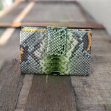 緑のパイソン蛇革財布が素敵に飾られている様子