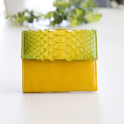 コンパクト二つ折り財布 ペケニータ パイソン イエローグラデーション