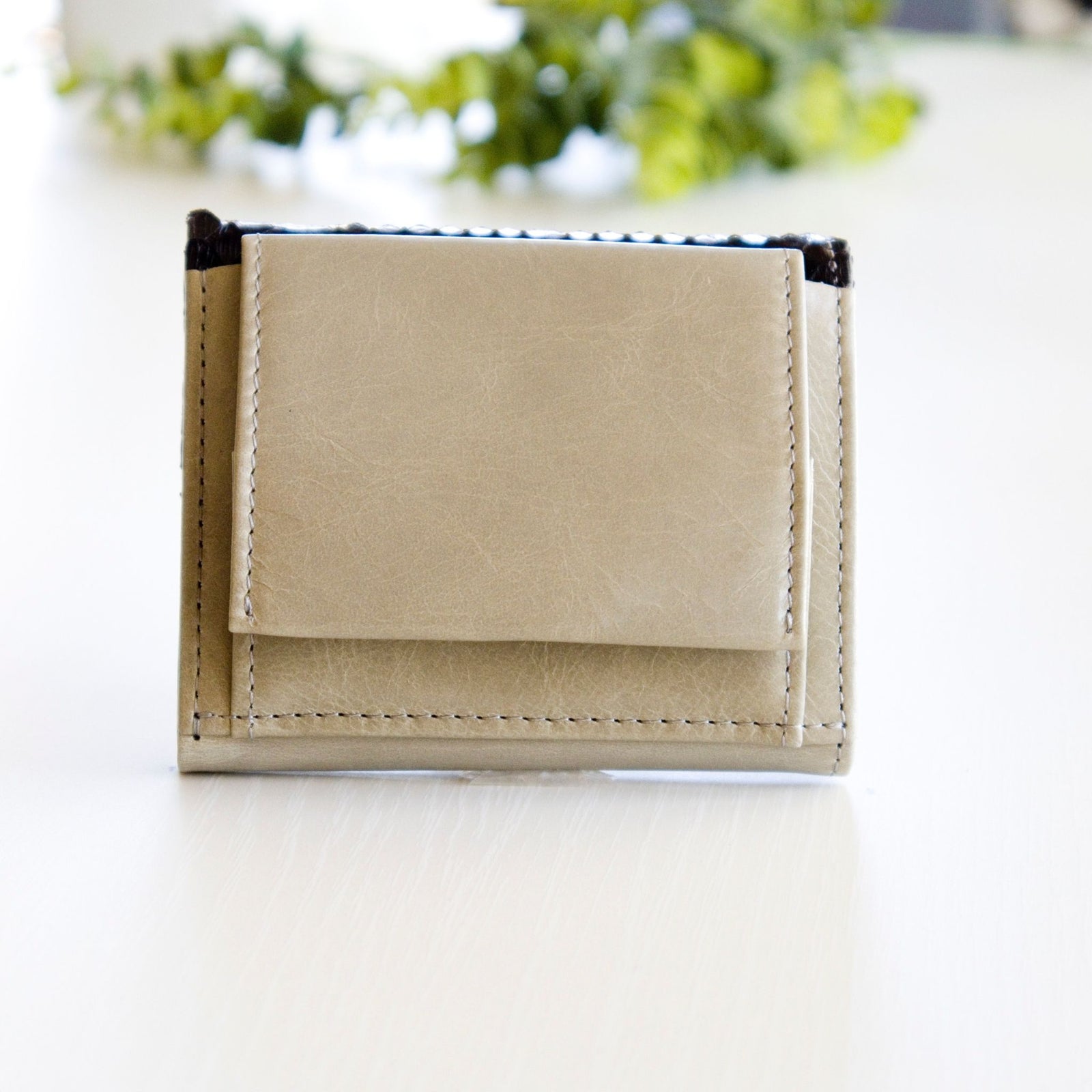 蛇皮二つ折り財布希少な１点 極小の二つ折り財布】唯一無二の手染めの蛇革で仕立てる