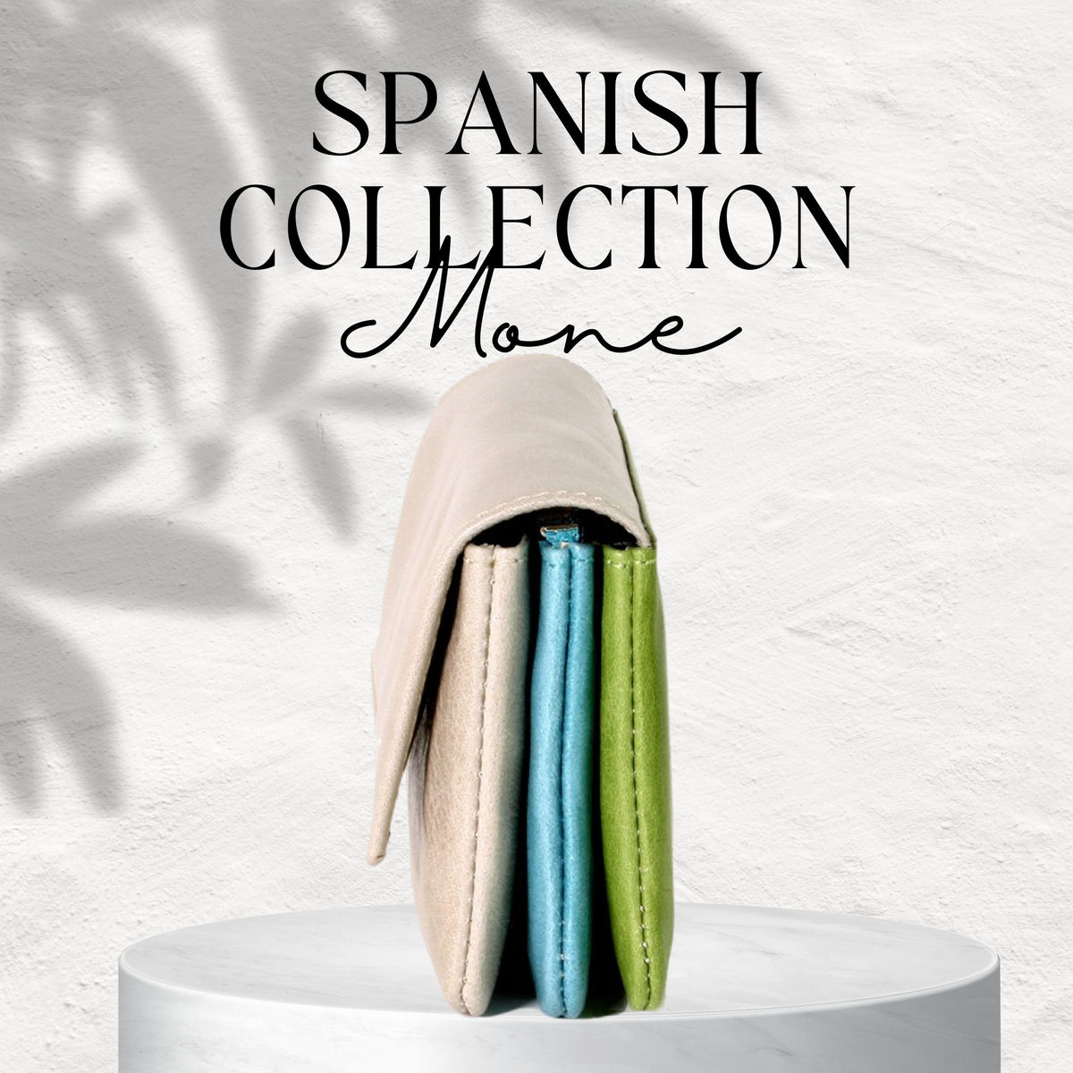 ライトグレーのコンパクト財布を横から見たところ