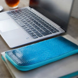 パイソン蛇革で仕立てた超薄型長財布。ブルーとネイビーのパイソン財布がカフェにある様子