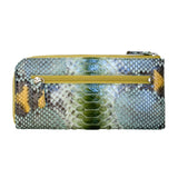 パイソン蛇革で仕立てたの超薄型長財布。緑色のパイソン財布の外ポケットがある様子