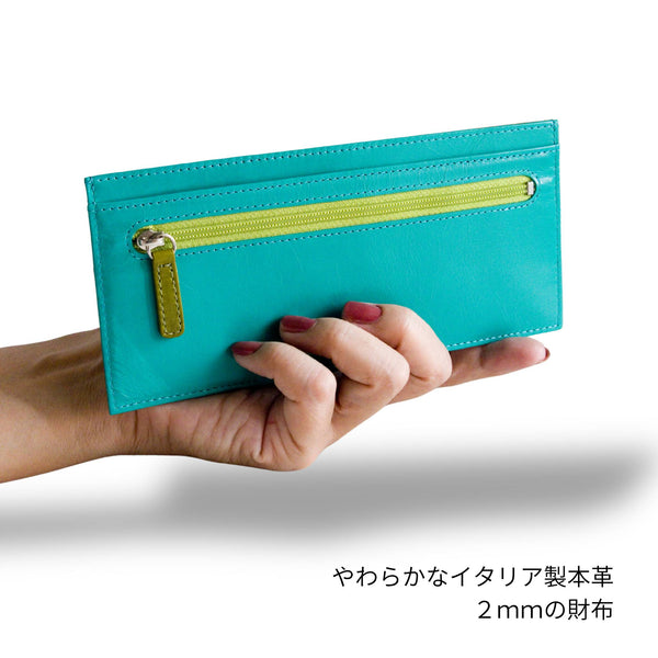 青の厚さわずか２ｍｍの長財布を手に取った様子
