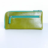 緑のL型財布の裏側を正面から見た様子