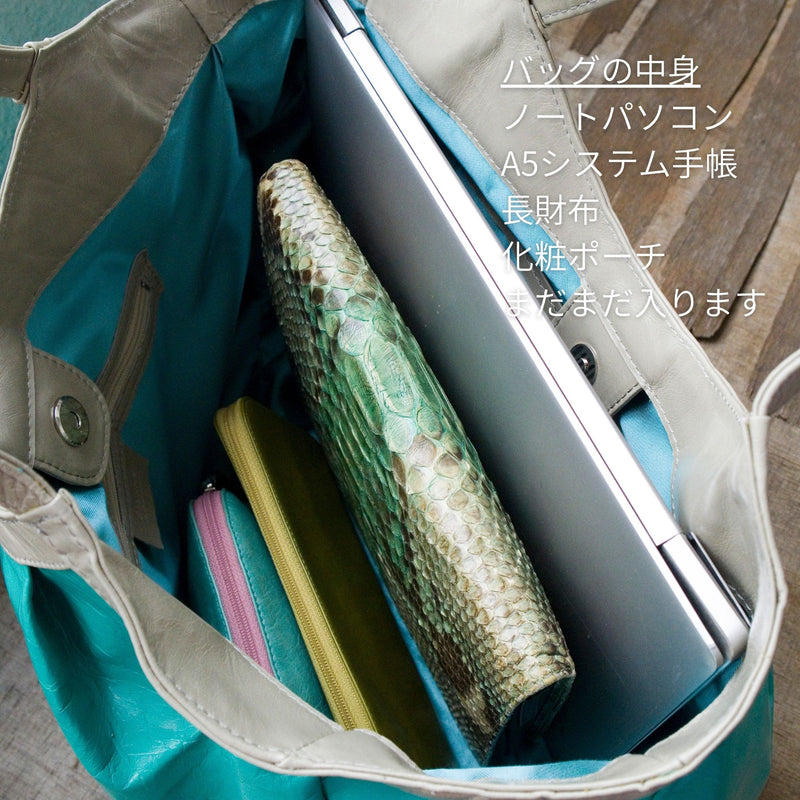 バッグの中にたくさんモノが入っている様子