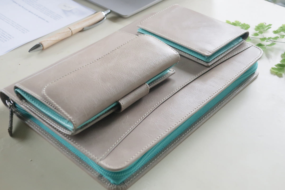 ノートカバー式クラッチバッグ リブレタ　Libreta （アッシュ・ターコイズブルー)