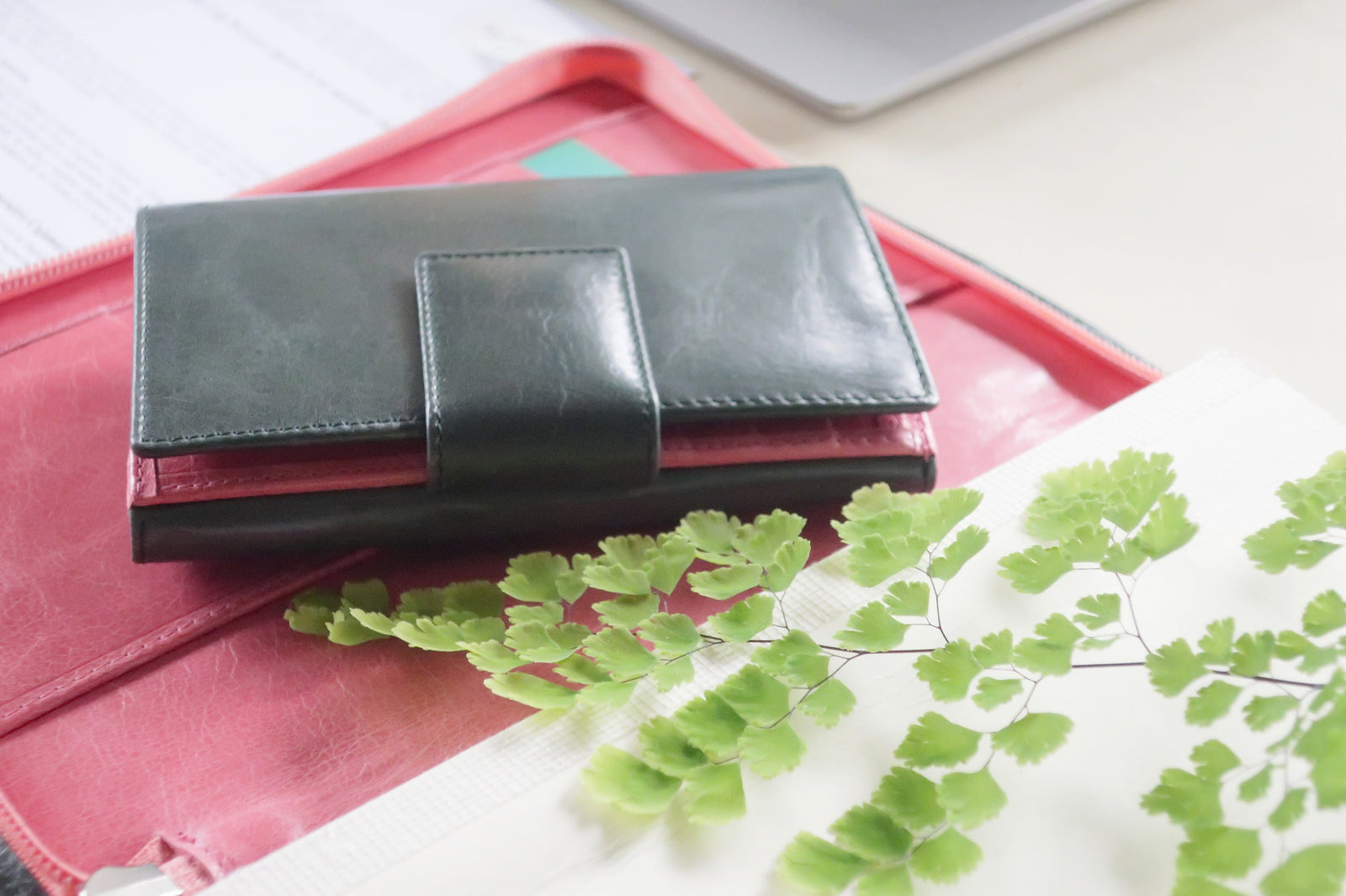 二つ折り財布 カルテラ Cartera （モスグレー・キティピンク)| étonné