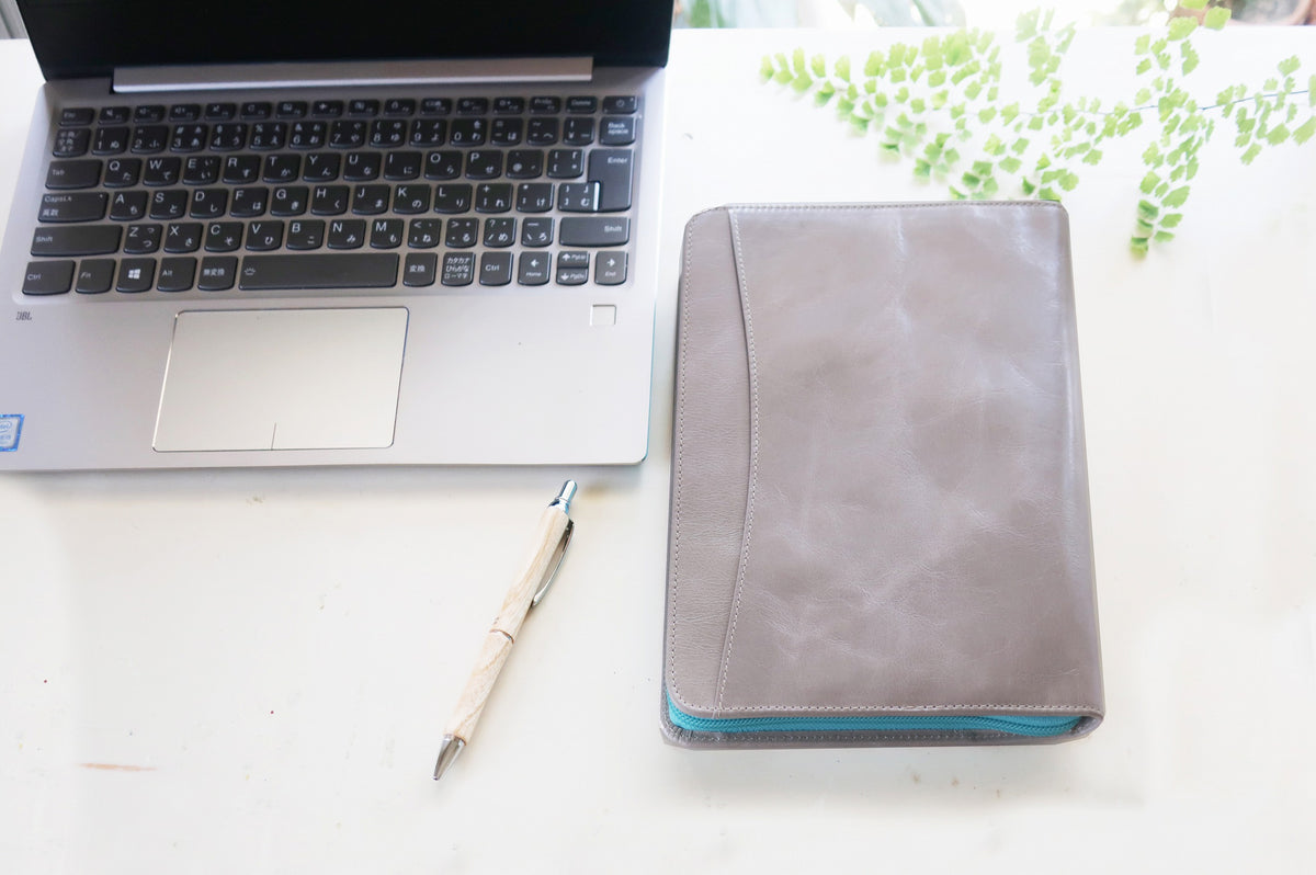 ノートカバー式クラッチバッグ リブレタ　Libreta （アッシュ・ターコイズブルー)